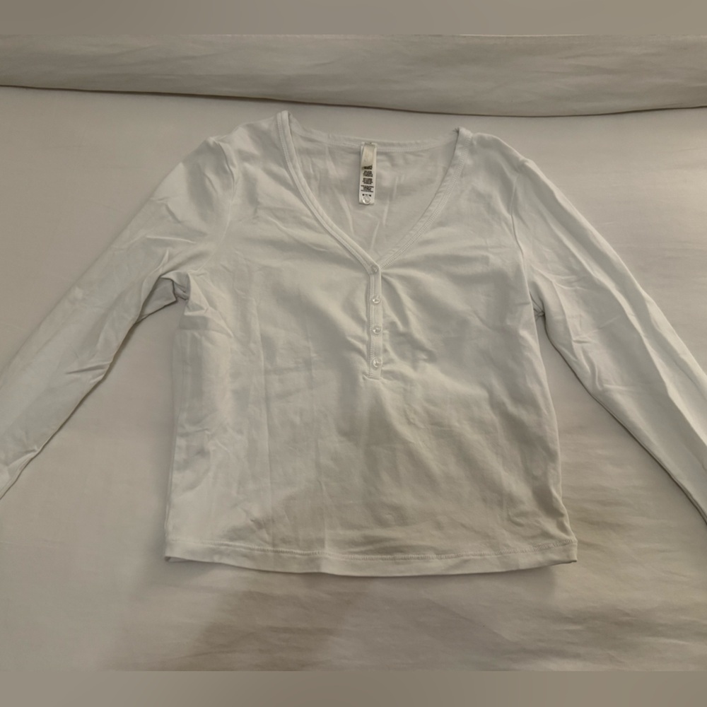 SKIMS Long Sleeve Cropped Henley T-Shirt
